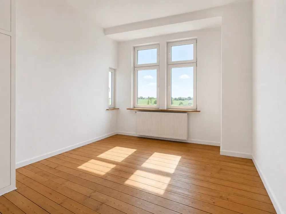 Spacious 3.5-Room Apartment with Old Building Charm, Fitted Kitchen and Daylight Bathroom
