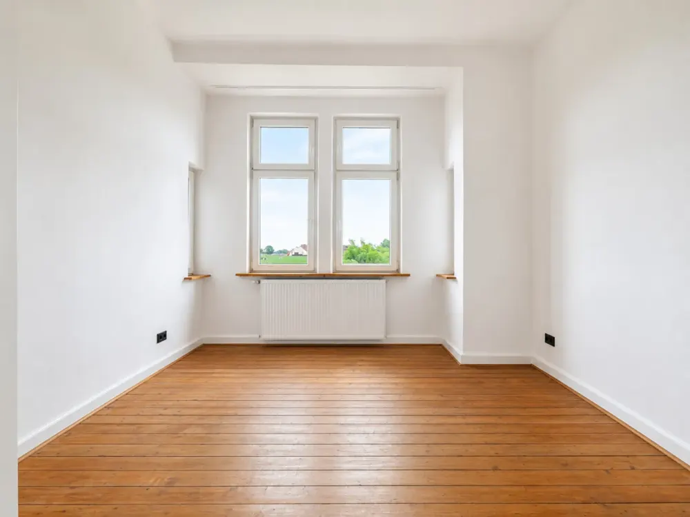 Spacious 3.5-Room Apartment with Old Building Charm, Fitted Kitchen and Daylight Bathroom