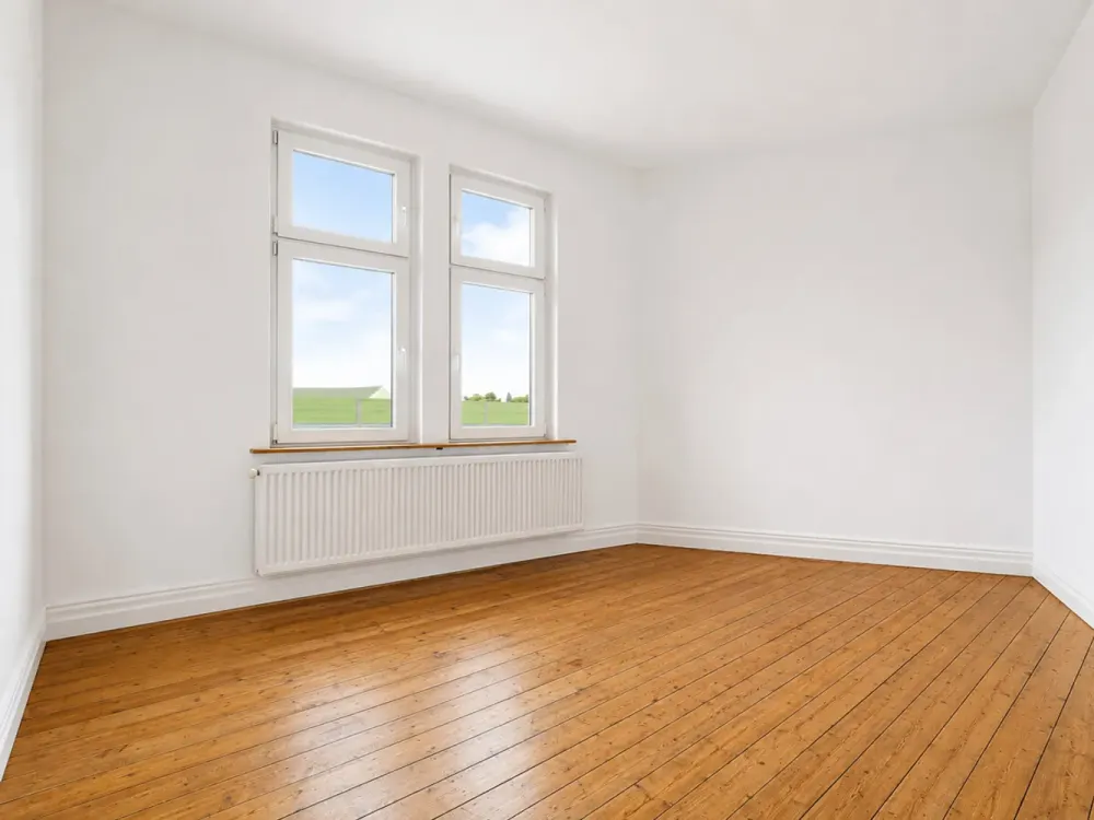 Spacious 3.5-Room Apartment with Old Building Charm, Fitted Kitchen and Daylight Bathroom