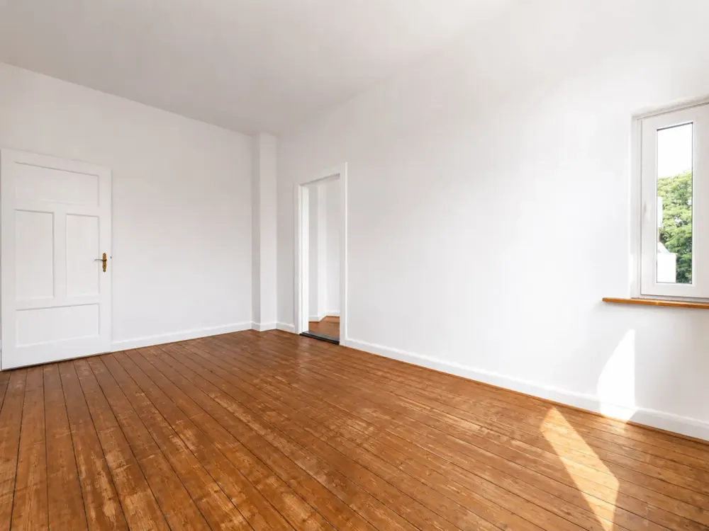 Spacious 3.5-Room Apartment with Old Building Charm, Fitted Kitchen and Daylight Bathroom