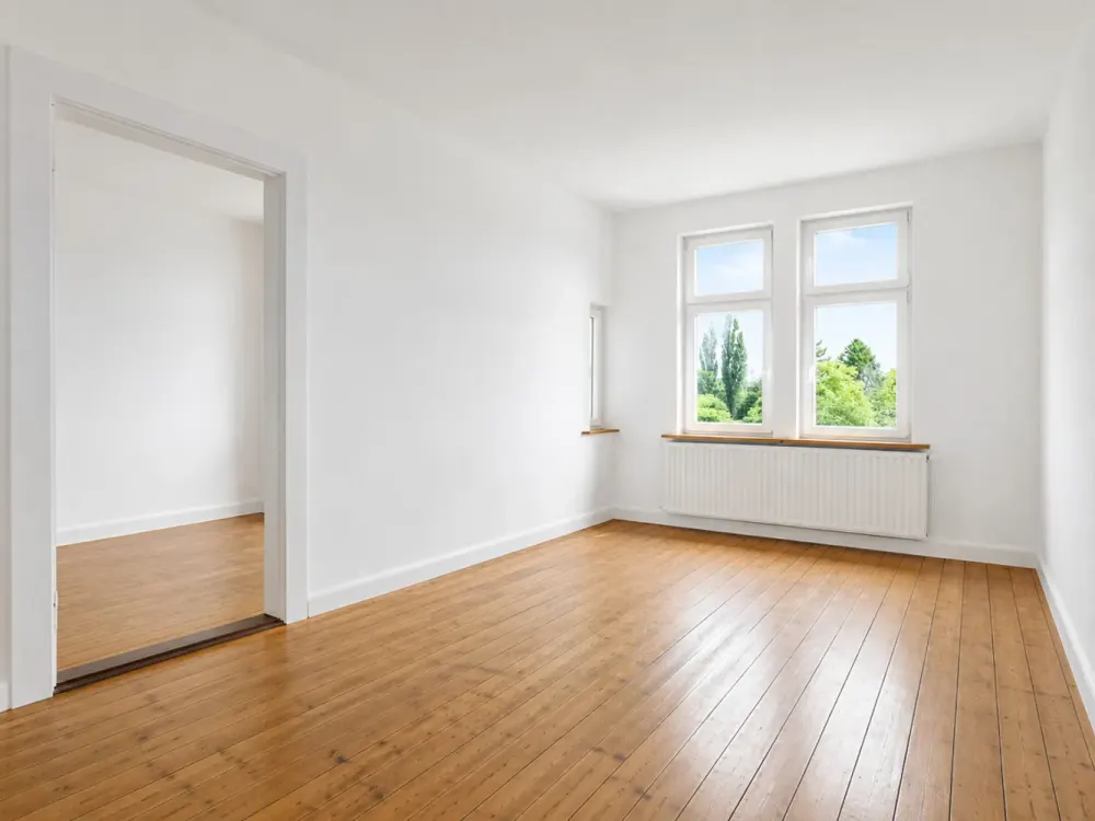 Spacious 3.5-Room Apartment with Old Building Charm, Fitted Kitchen and Daylight Bathroom