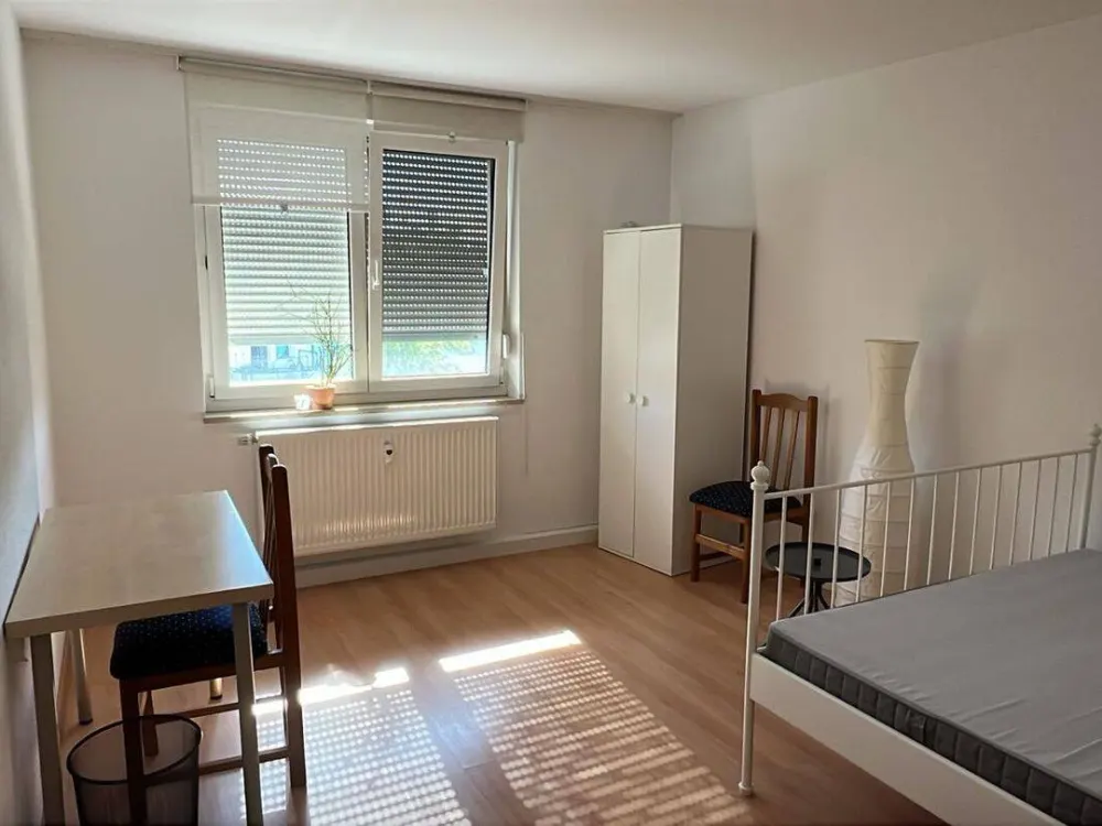 Möbl. WG-Zimmer in gr. Whg. mit Dachterrasse