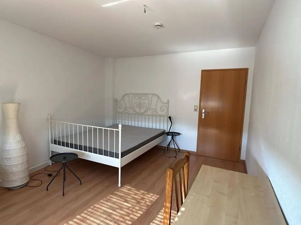 Möbl. WG-Zimmer in gr. Whg. mit Dachterrasse