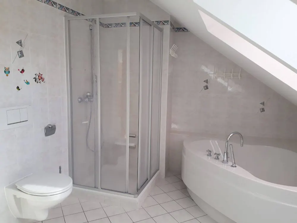 Möbl. WG-Zimmer in gr. Whg. mit Dachterrasse