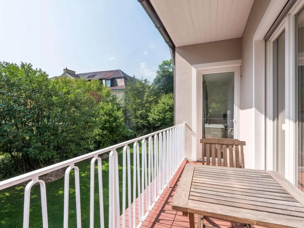 Stil und Charme: Möblierte 2,5-Zimmer-Wohnung mit Balkon in feinster Bogenhauser Lage