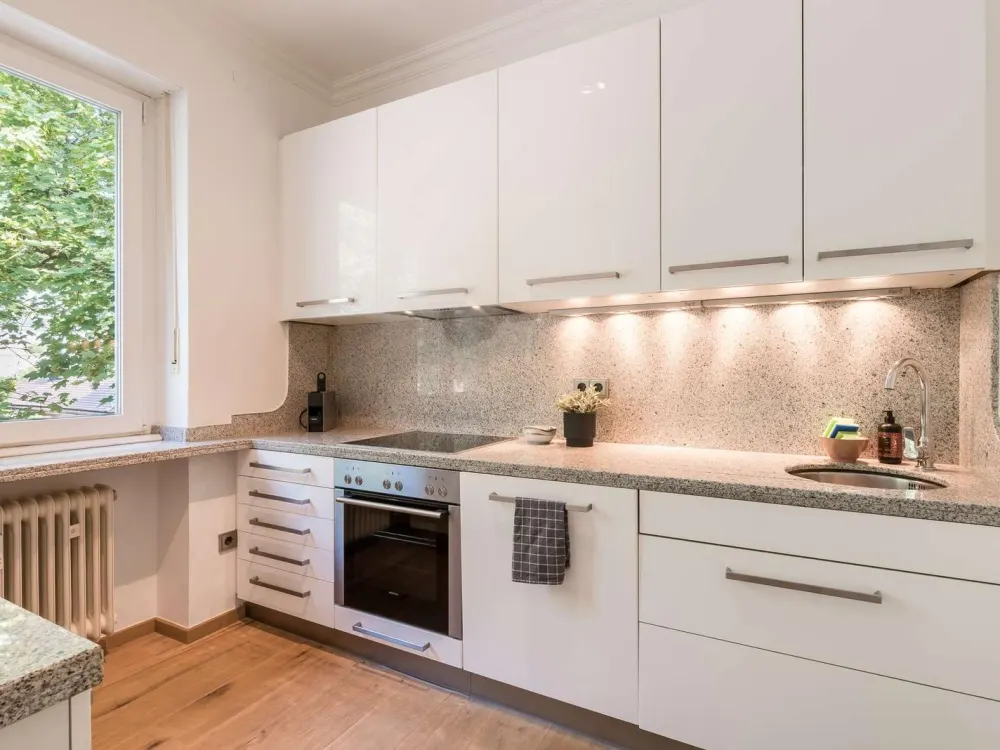 Stil und Charme: Möblierte 2,5-Zimmer-Wohnung mit Balkon in feinster Bogenhauser Lage