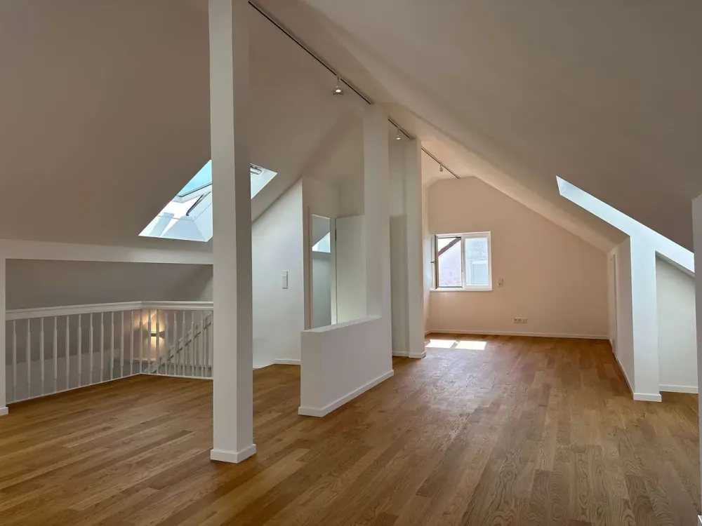 Exklusive 3,5-Zimmer-Maisonette mit privatem Garten, Südbalkon, Garage & Stellplatz