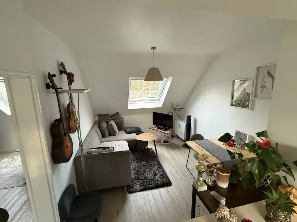 kleine, helle 2-Zimmer Dachgeschosswohnung in Düsseldorf, Eller
