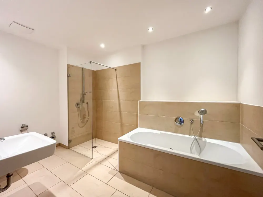 Modern Living! 3-Room Ground Floor Apartment with Fitted Kitchen