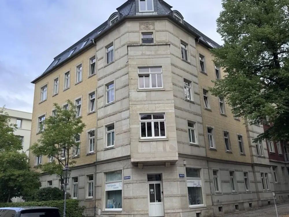 Einen Monat Miete geschenkt! Stilvolle Dachgeschosswohnung mit Balkon. Frei ab sofort!
