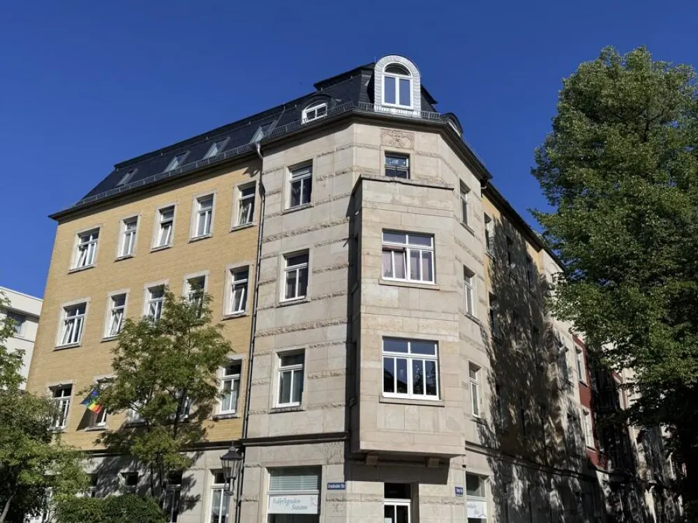 Einen Monat Miete geschenkt! Stilvolle Dachgeschosswohnung mit Balkon. Frei ab sofort!