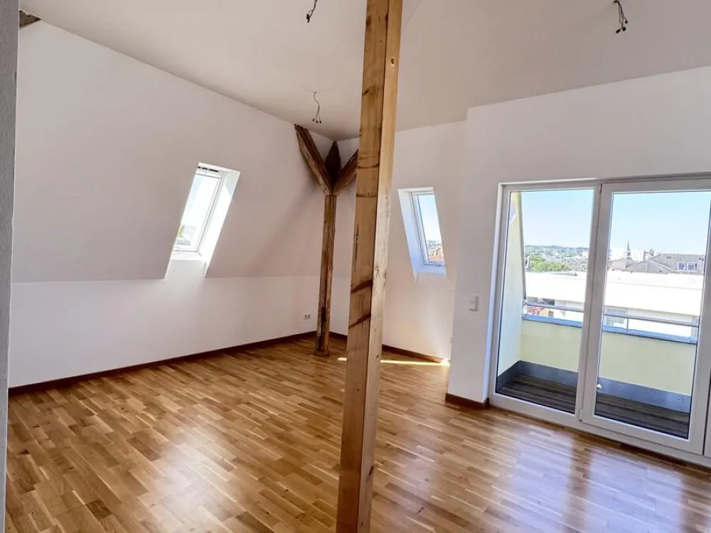 Einen Monat Miete geschenkt! Stilvolle Dachgeschosswohnung mit Balkon. Frei ab sofort!