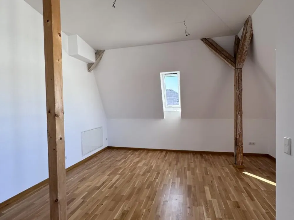 Einen Monat Miete geschenkt! Stilvolle Dachgeschosswohnung mit Balkon. Frei ab sofort!