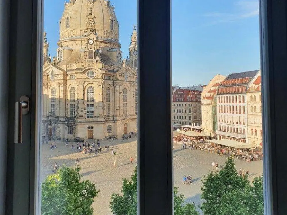 Blick zur Frauenkirche! Verträumte und exklusive Stadtwohnung mit großer Terrasse