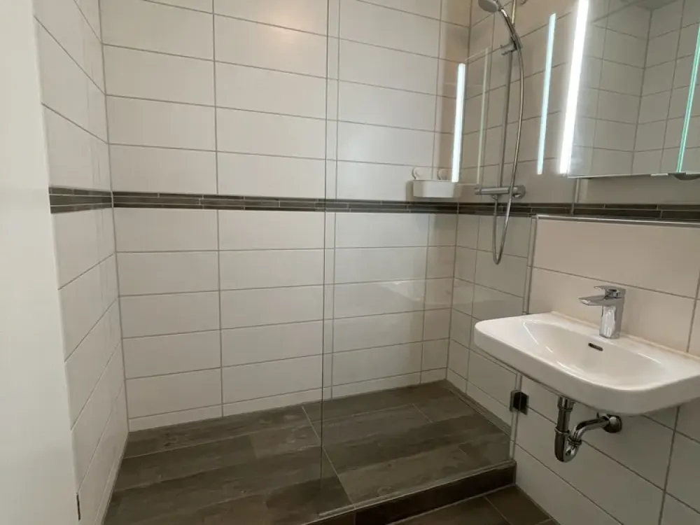 ***teilmöbliertes 2-Zimmer Apartment mit Aufzug, Tiefgaragenplatz und kleinem Balkon***