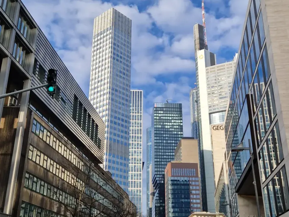 Luxus 3-Zimmer-teilmöblierte Wohnung mit EBK und großem Balkon in Frankfurt Europaviertel