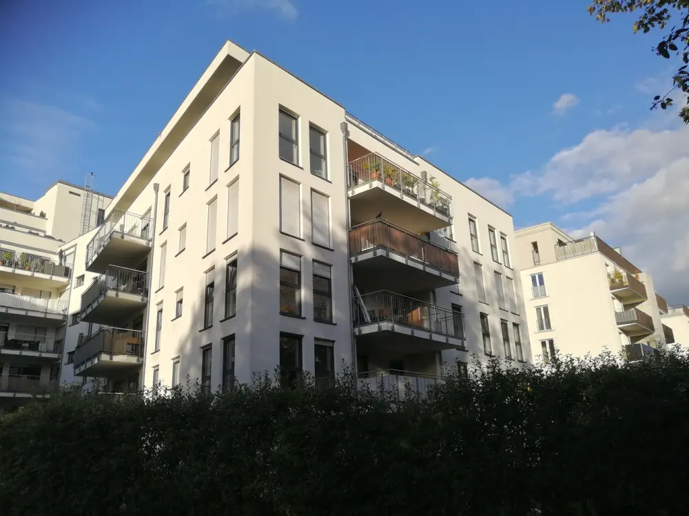 Luxus 3-Zimmer-teilmöblierte Wohnung mit EBK und großem Balkon in Frankfurt Europaviertel