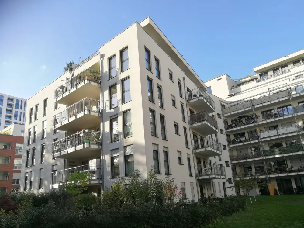 Luxus 3-Zimmer-teilmöblierte Wohnung mit EBK und großem Balkon in Frankfurt Europaviertel