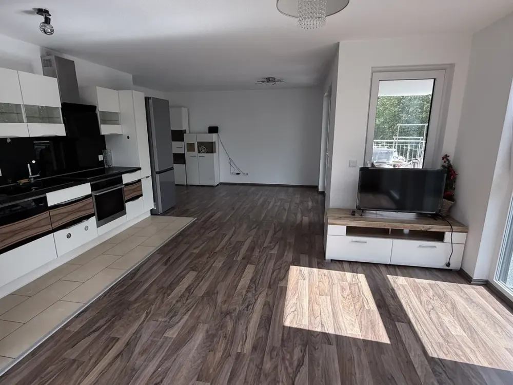 Luxus 3-Zimmer-teilmöblierte Wohnung mit EBK und großem Balkon in Frankfurt Europaviertel