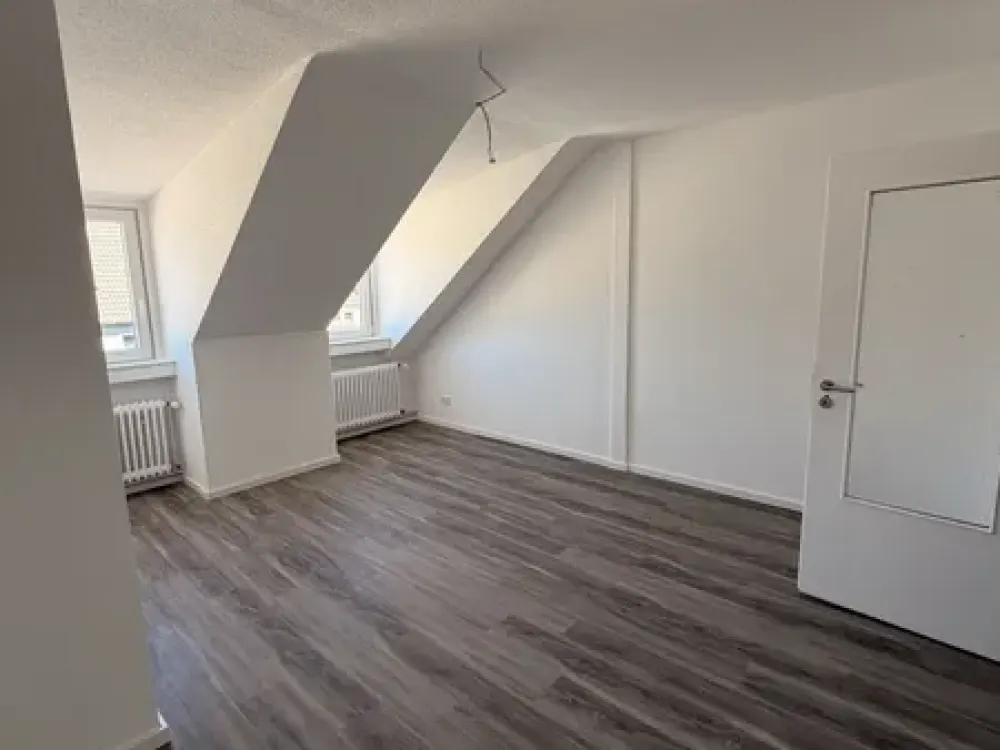 Lichtdurchflutete kernsanierte 3 Zi-DG-Wohnung mit offener Wohnküche im Herzen von Flingern