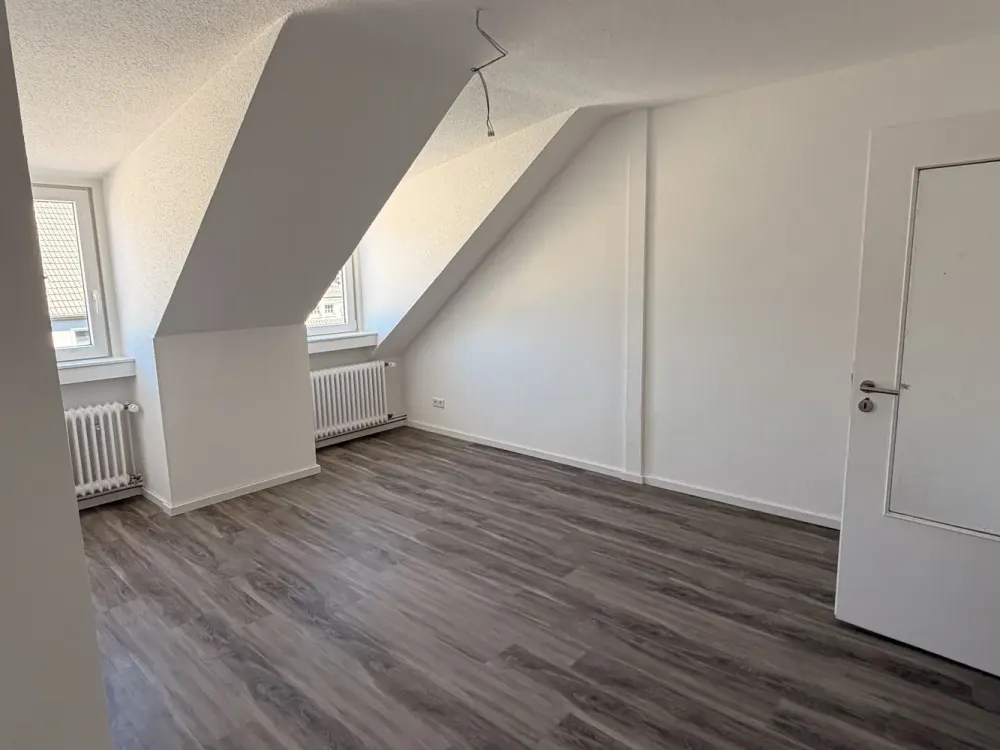 Lichtdurchflutete kernsanierte 3 Zi-DG-Wohnung mit offener Wohnküche im Herzen von Flingern