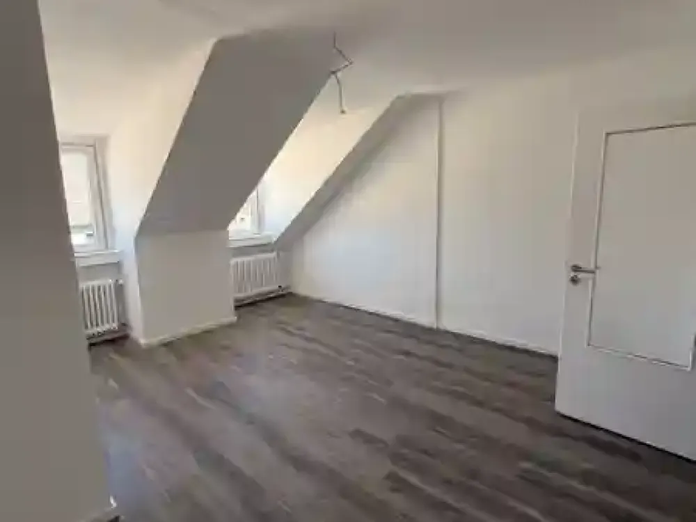 Lichtdurchflutete kernsanierte 3 Zi-DG-Wohnung mit offener Wohnküche im Herzen von Flingern