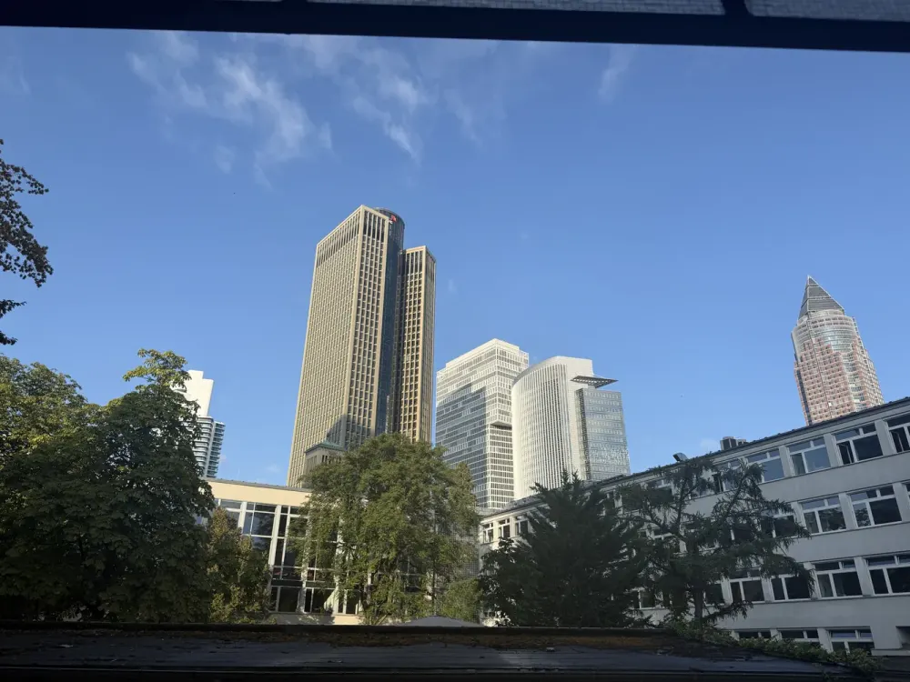 Designwohnung mit Skylineblick (möbliert, frisch renoviert)