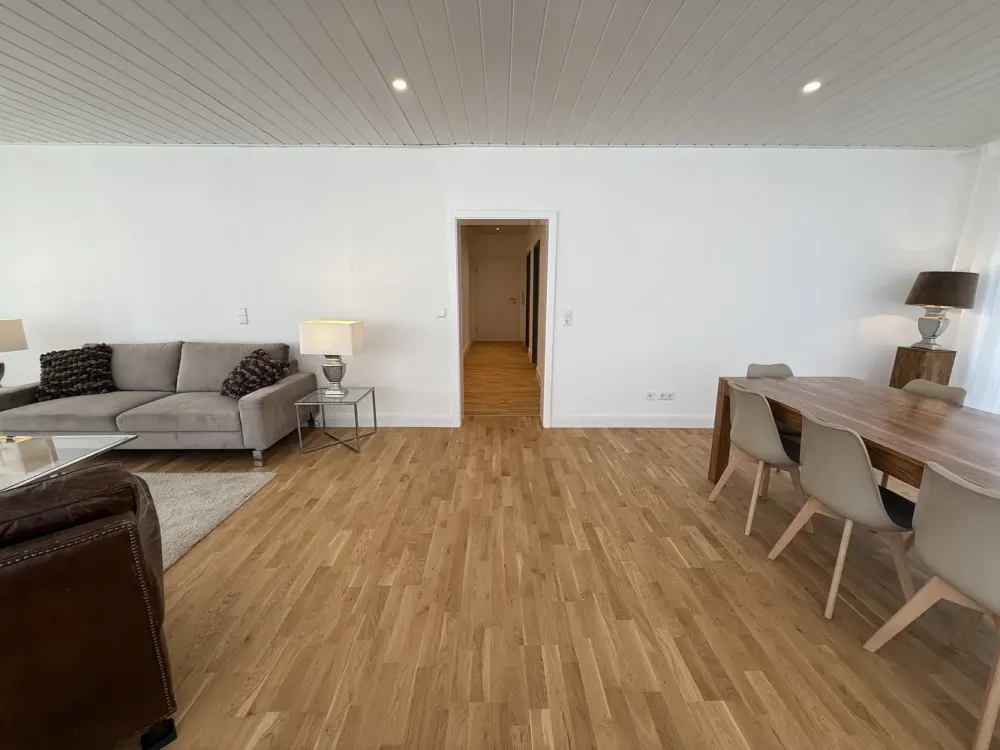 Designwohnung mit Skylineblick (möbliert, frisch renoviert)