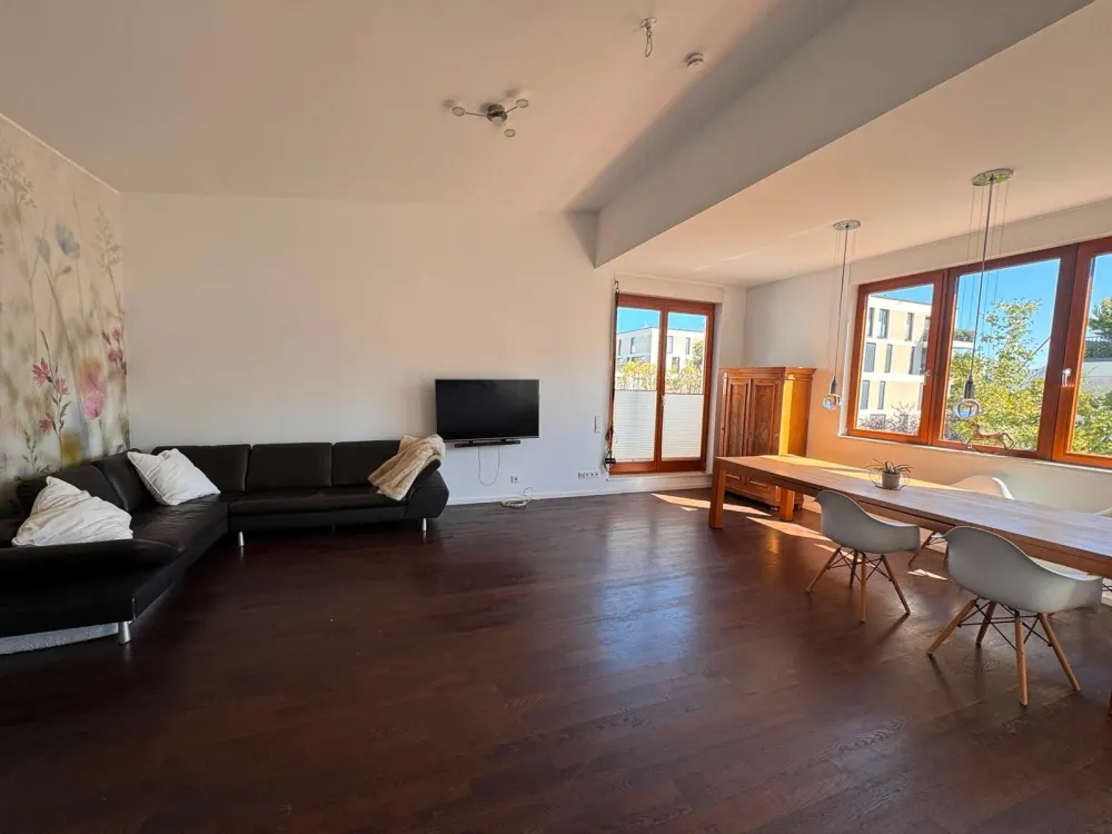 Zwischenmiete bis Ende Nov: 4 Zimmer mit Balkon