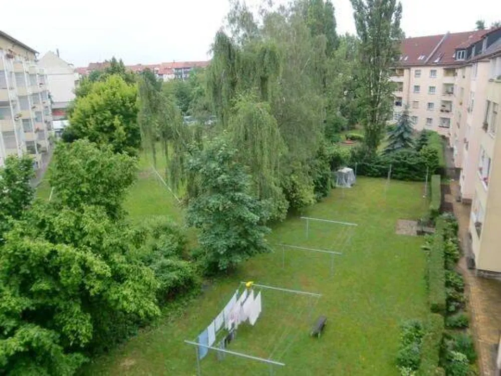Eutritzsch - kleine, helle Dachgeschoßwohnung mit Tageslichtbad, Wanne & EBK in ruhiger Seitenstraße
