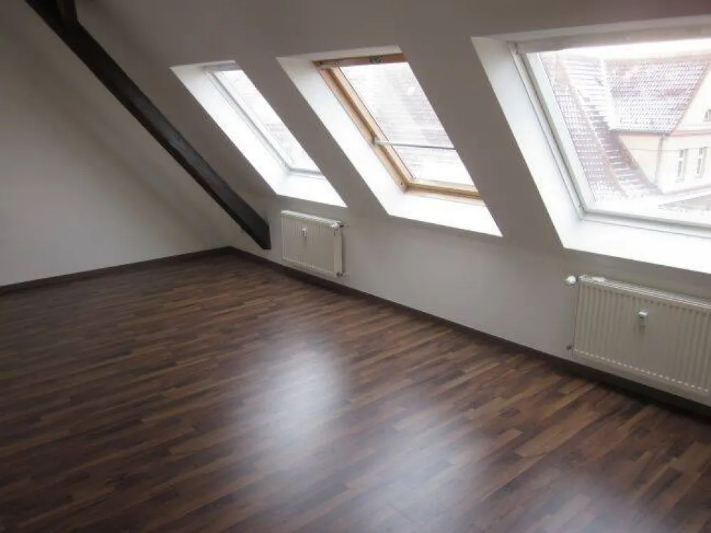 Eutritzsch - kleine, helle Dachgeschoßwohnung mit Tageslichtbad, Wanne & EBK in ruhiger Seitenstraße
