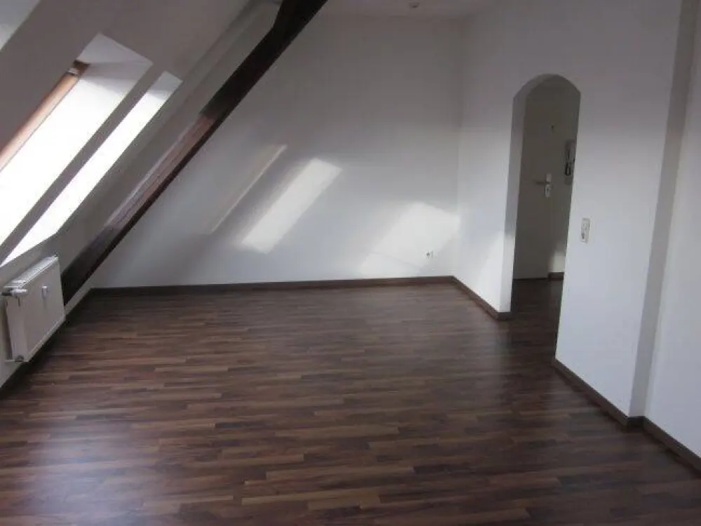 Eutritzsch - kleine, helle Dachgeschoßwohnung mit Tageslichtbad, Wanne & EBK in ruhiger Seitenstraße