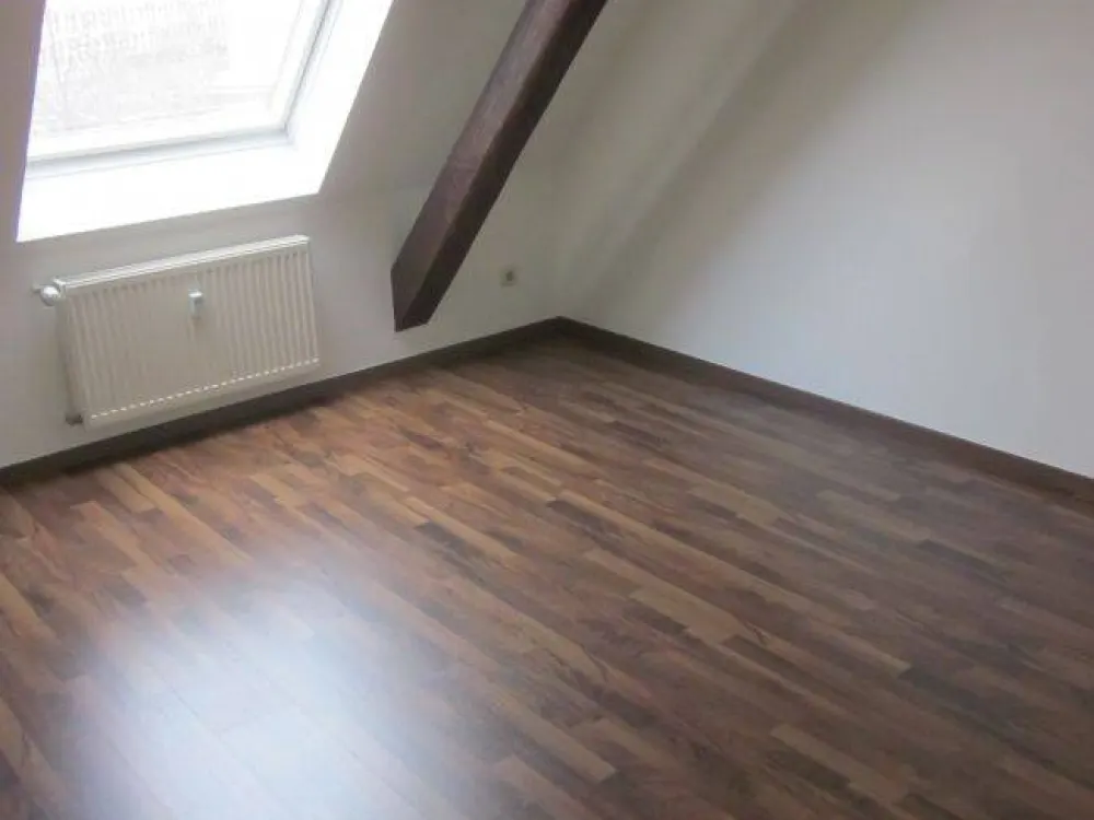Eutritzsch - kleine, helle Dachgeschoßwohnung mit Tageslichtbad, Wanne & EBK in ruhiger Seitenstraße