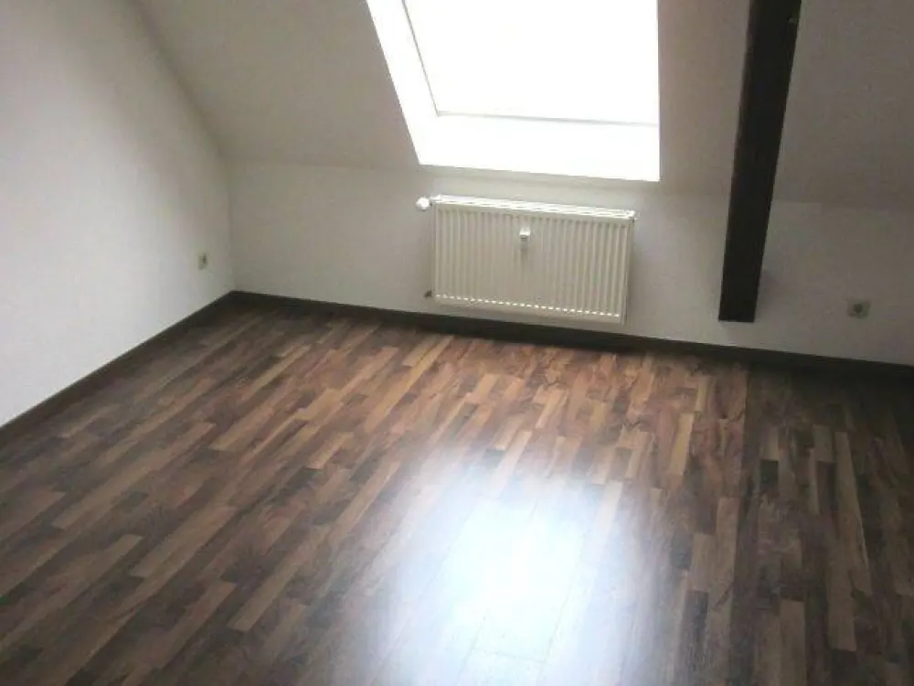 Eutritzsch - kleine, helle Dachgeschoßwohnung mit Tageslichtbad, Wanne & EBK in ruhiger Seitenstraße
