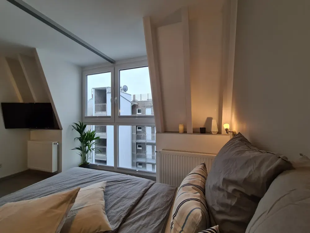 Single East-Side Top Floor Apartment - voll möbliert - ruhig & all inclusive ab sofort