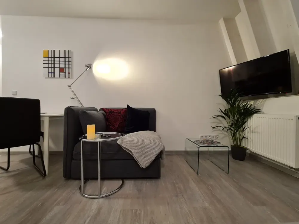 Single East-Side Top Floor Apartment - voll möbliert - ruhig & all inclusive ab sofort