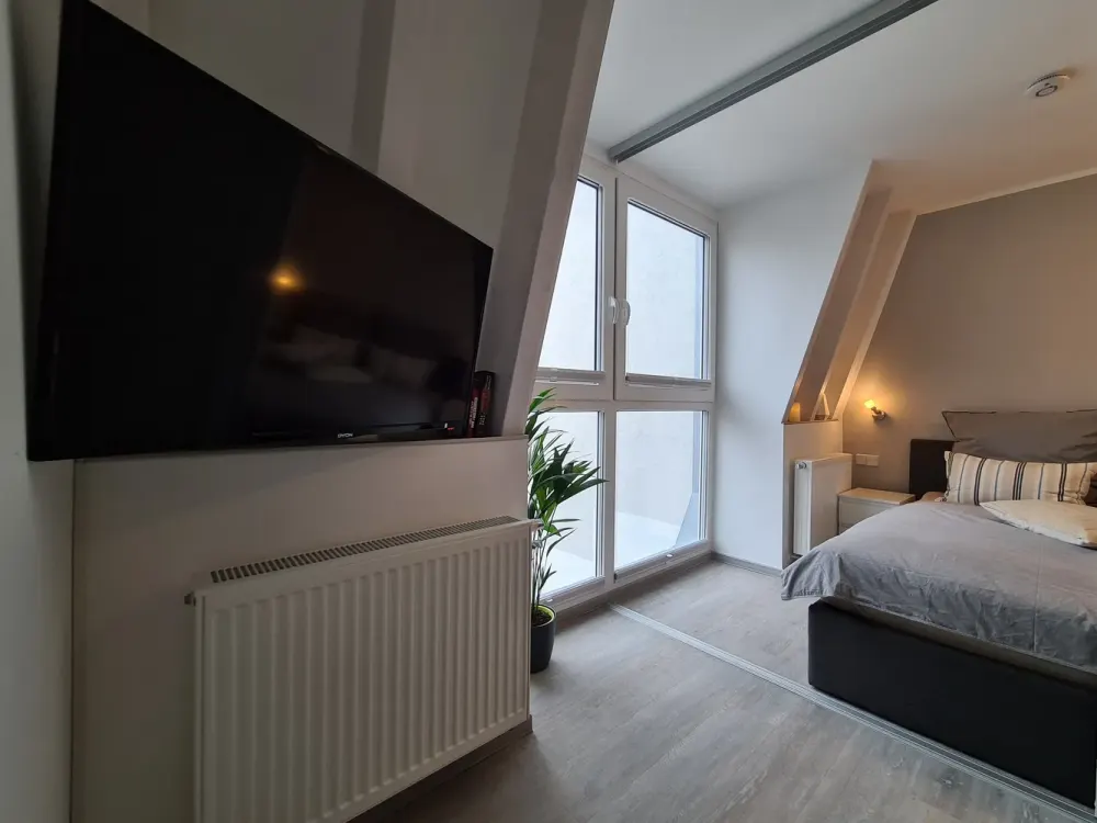 Single East-Side Top Floor Apartment - voll möbliert - ruhig & all inclusive ab sofort