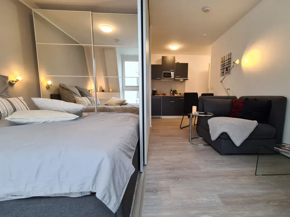 Single East-Side Top Floor Apartment - voll möbliert - ruhig & all inclusive ab sofort