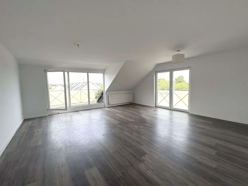 Frisch gestrichene 2-Zimmer Wohnung mit schönem Balkon