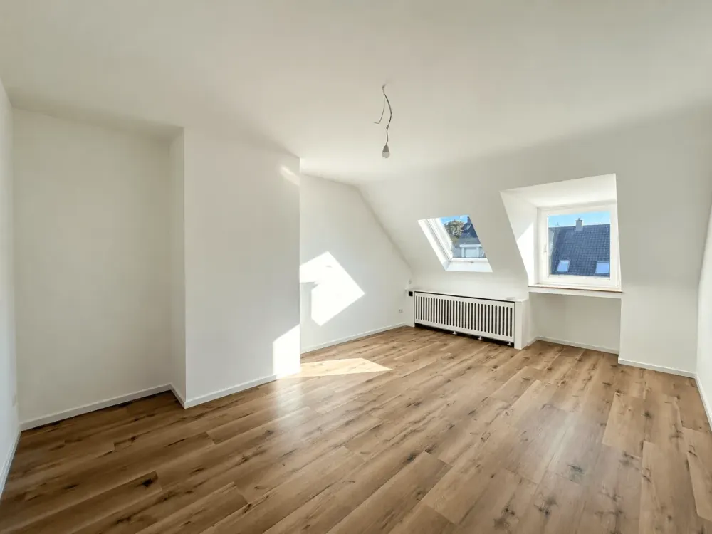 Oberkassel: Erstbezug nach Sanierung - lichtverwöhnte 2-Zimmer-Wohnung mit Balkon und Einbauküche!