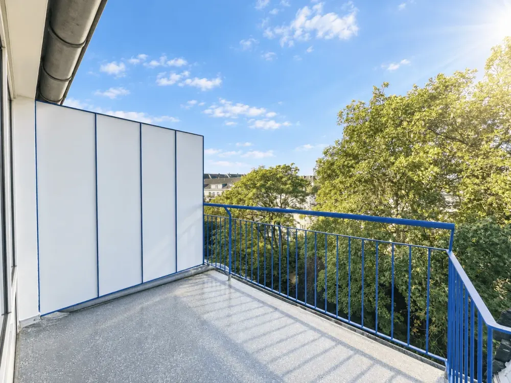 Oberkassel: Erstbezug nach Sanierung - lichtverwöhnte 2-Zimmer-Wohnung mit Balkon und Einbauküche!