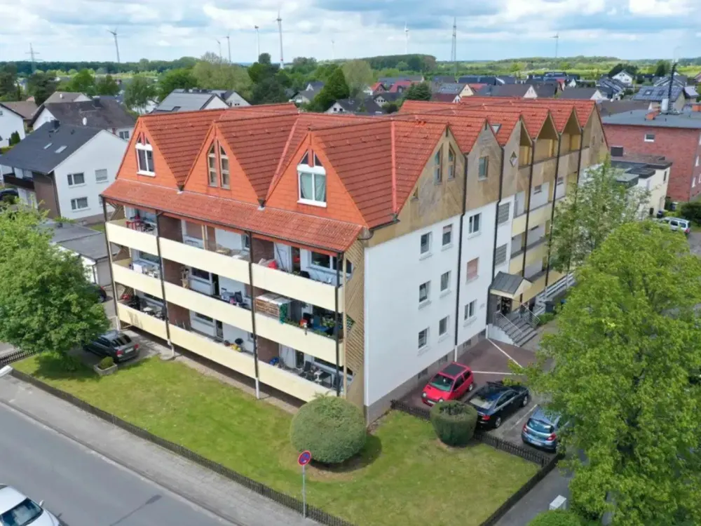3-Room Apartment with Balcony and Fitted Kitchen, Available Immediately!