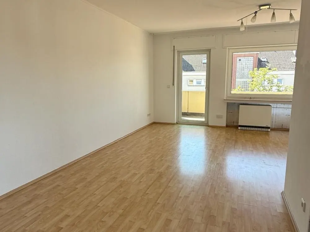 3-Room Apartment with Balcony and Fitted Kitchen, Available Immediately!