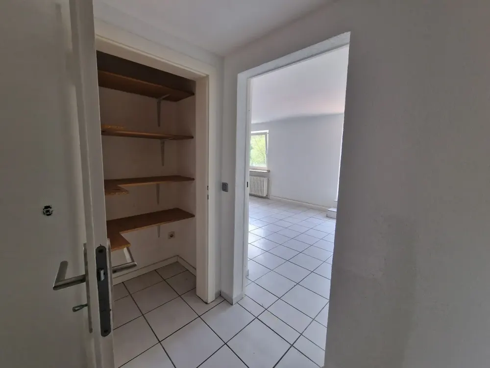 Großzügige 4-Zimmer-Wohnung mit Terrasse und zusätzlichem Dachgeschoss in Duisburg-Wedau