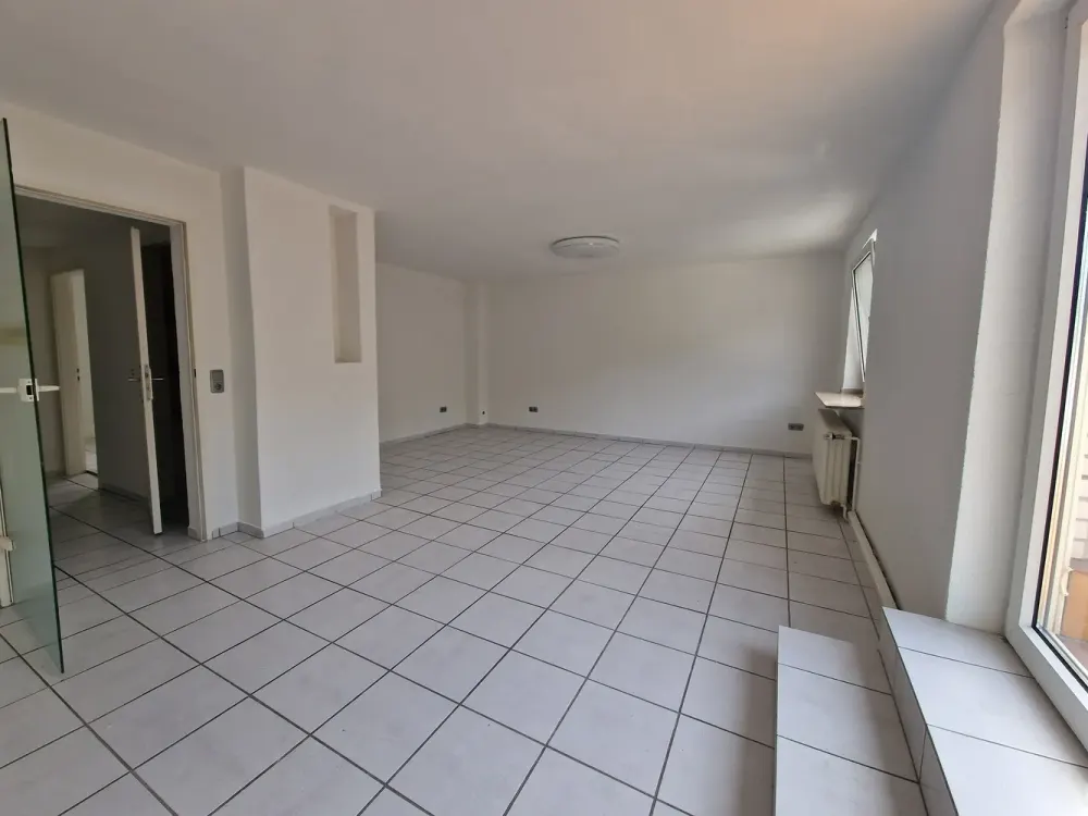 Großzügige 4-Zimmer-Wohnung mit Terrasse und zusätzlichem Dachgeschoss in Duisburg-Wedau