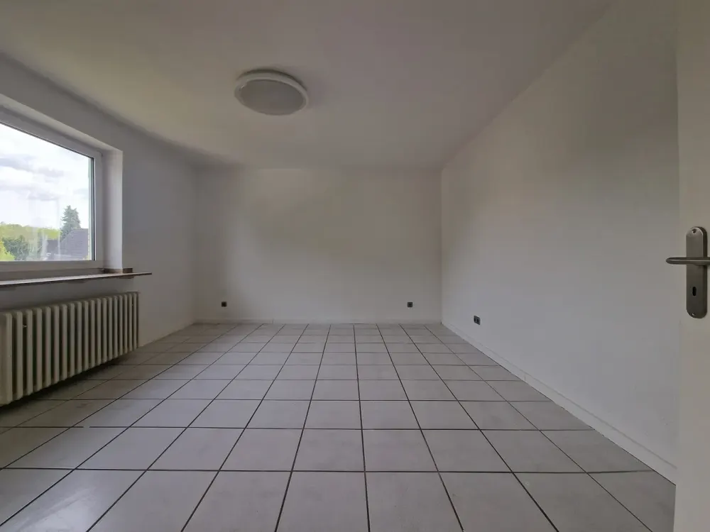 Großzügige 4-Zimmer-Wohnung mit Terrasse und zusätzlichem Dachgeschoss in Duisburg-Wedau