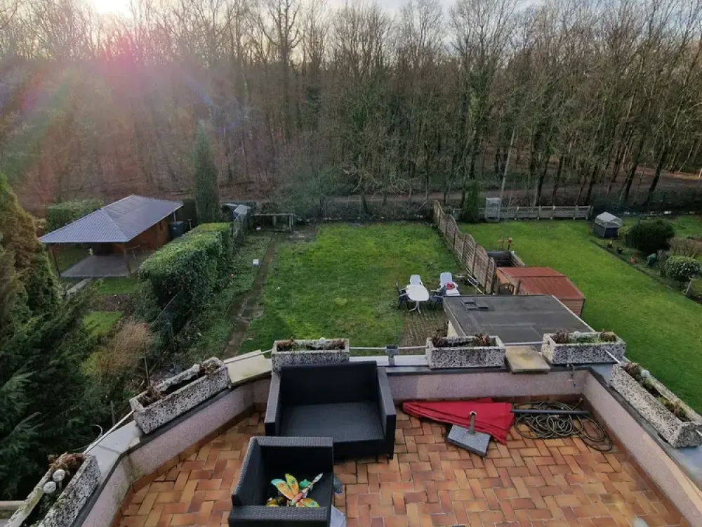 Großzügige 4-Zimmer-Wohnung mit Terrasse und zusätzlichem Dachgeschoss in Duisburg-Wedau
