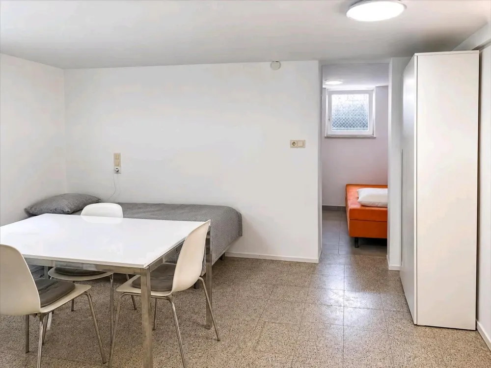 Zuvermieten direkt am S-Bahn möblierte 2 Zimmer in KELLER