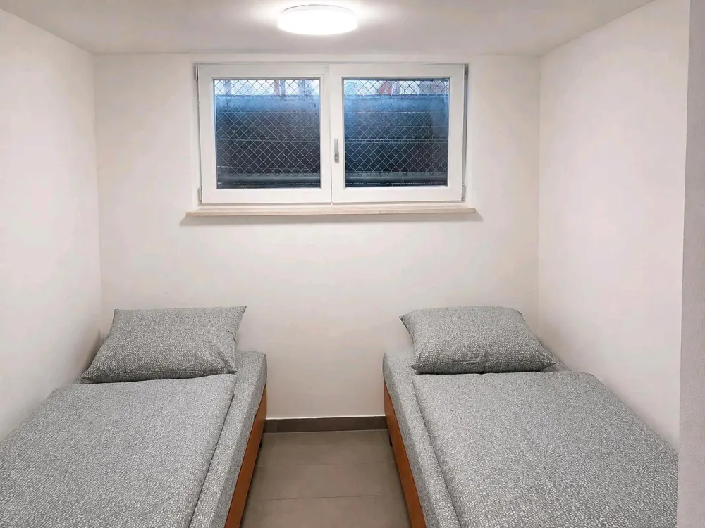 Zuvermieten direkt am S-Bahn möblierte 2 Zimmer in KELLER