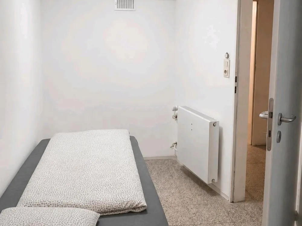 Zuvermieten direkt am S-Bahn möblierte 2 Zimmer in KELLER